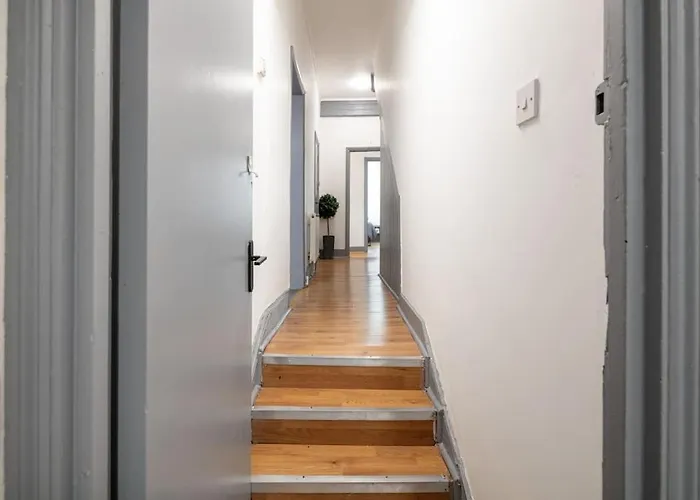 2A - Bright & Airy 2 Bed Flat - 20 Mins To Central