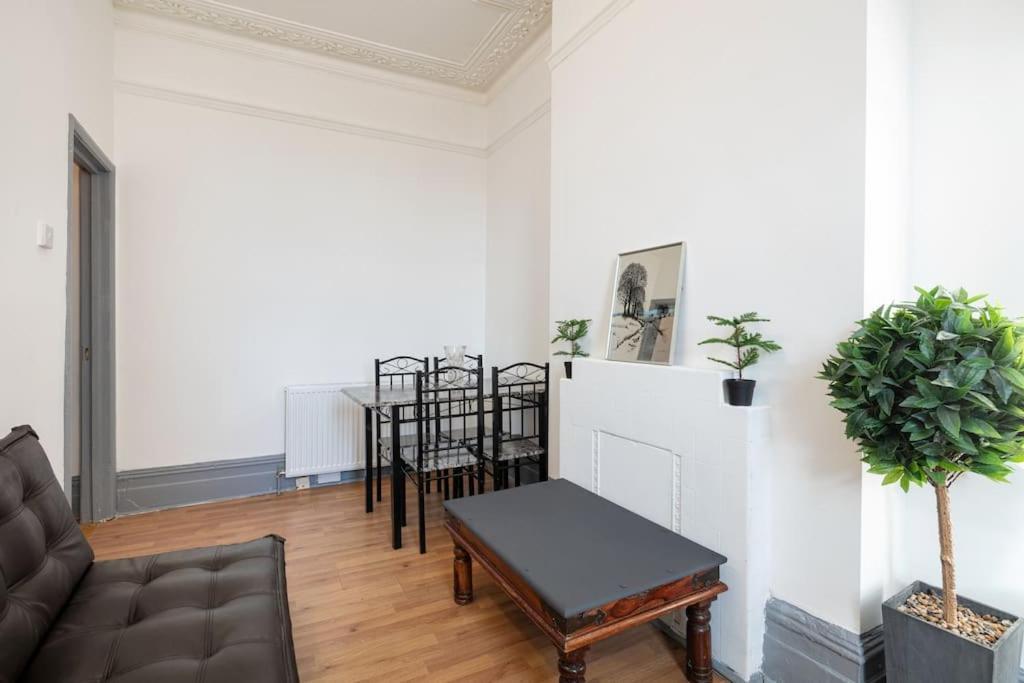 Apartamento 2a - Bright & Airy 2 Bed Flat - 20 Mins To